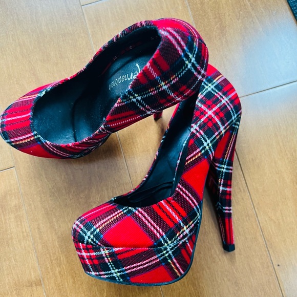 Beautiful red tartan pumps. Size 5uk and 38 (7) Canadian. - Picture 7 of 7